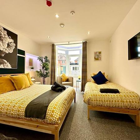 Massive New 8 Bedroom House Sleeps Up To 21 - Accepts Groups - Great Location - Free Parking - Fast Wifi - Smart Tvs - Sleeps Up To 21 People - Close To Bournemouth & Poole Town Centre & Sandbanks Extérieur photo