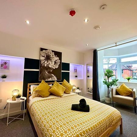 Massive New 8 Bedroom House Sleeps Up To 21 - Accepts Groups - Great Location - Free Parking - Fast Wifi - Smart Tvs - Sleeps Up To 21 People - Close To Bournemouth & Poole Town Centre & Sandbanks Extérieur photo