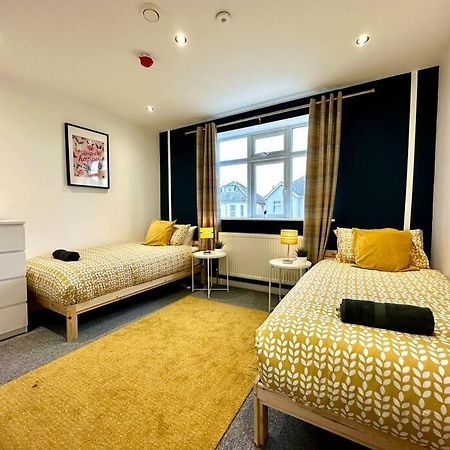Massive New 8 Bedroom House Sleeps Up To 21 - Accepts Groups - Great Location - Free Parking - Fast Wifi - Smart Tvs - Sleeps Up To 21 People - Close To Bournemouth & Poole Town Centre & Sandbanks Extérieur photo