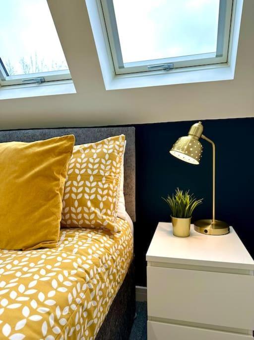 Massive New 8 Bedroom House Sleeps Up To 21 - Accepts Groups - Great Location - Free Parking - Fast Wifi - Smart Tvs - Sleeps Up To 21 People - Close To Bournemouth & Poole Town Centre & Sandbanks Extérieur photo