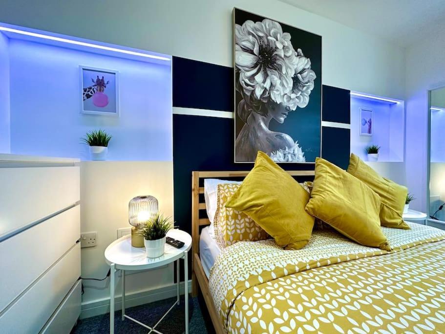 Massive New 8 Bedroom House Sleeps Up To 21 - Accepts Groups - Great Location - Free Parking - Fast Wifi - Smart Tvs - Sleeps Up To 21 People - Close To Bournemouth & Poole Town Centre & Sandbanks Extérieur photo