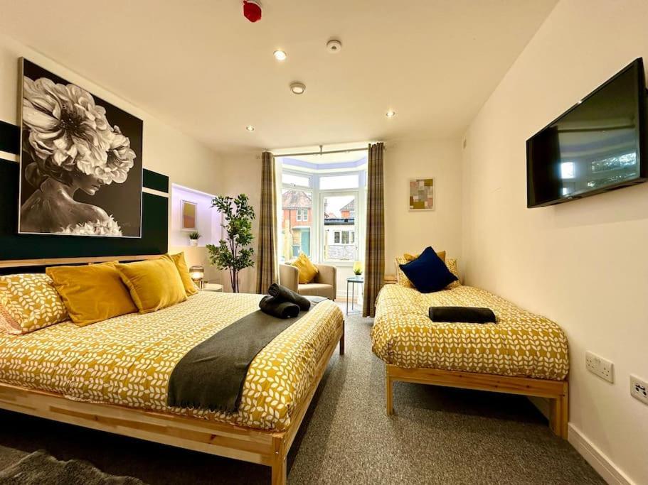 Massive New 8 Bedroom House Sleeps Up To 21 - Accepts Groups - Great Location - Free Parking - Fast Wifi - Smart Tvs - Sleeps Up To 21 People - Close To Bournemouth & Poole Town Centre & Sandbanks Extérieur photo
