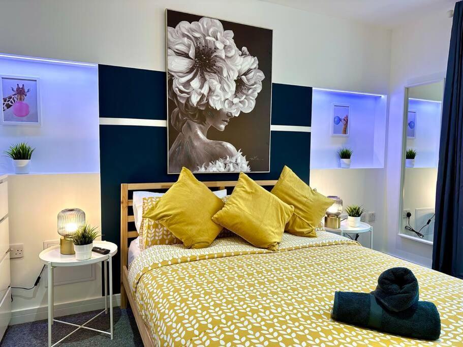 Massive New 8 Bedroom House Sleeps Up To 21 - Accepts Groups - Great Location - Free Parking - Fast Wifi - Smart Tvs - Sleeps Up To 21 People - Close To Bournemouth & Poole Town Centre & Sandbanks Extérieur photo