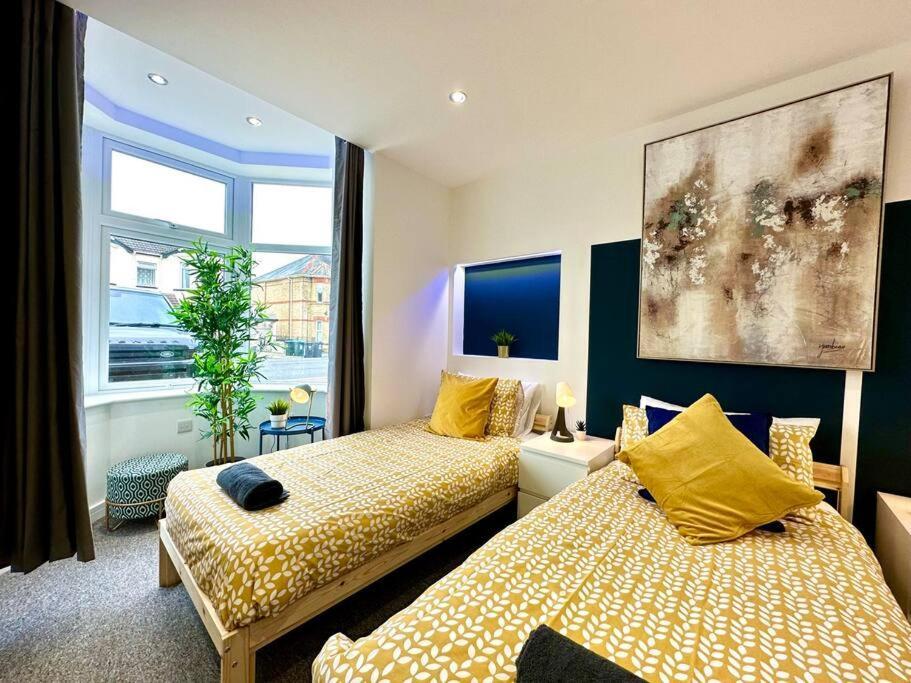 Massive New 8 Bedroom House Sleeps Up To 21 - Accepts Groups - Great Location - Free Parking - Fast Wifi - Smart Tvs - Sleeps Up To 21 People - Close To Bournemouth & Poole Town Centre & Sandbanks Extérieur photo