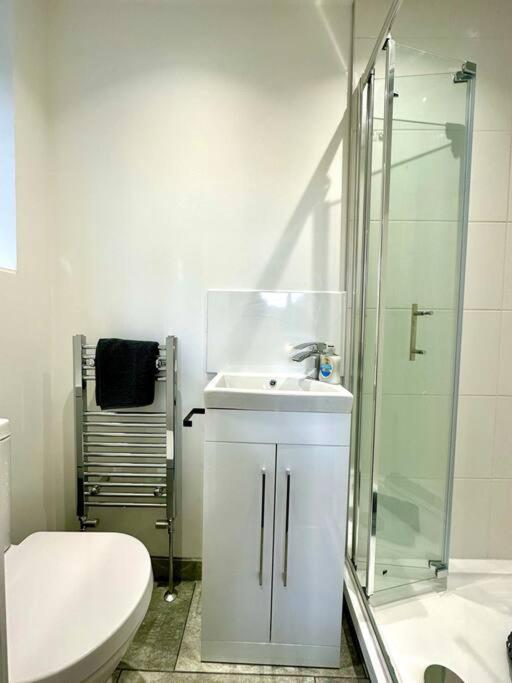 Massive New 8 Bedroom House Sleeps Up To 21 - Accepts Groups - Great Location - Free Parking - Fast Wifi - Smart Tvs - Sleeps Up To 21 People - Close To Bournemouth & Poole Town Centre & Sandbanks Extérieur photo