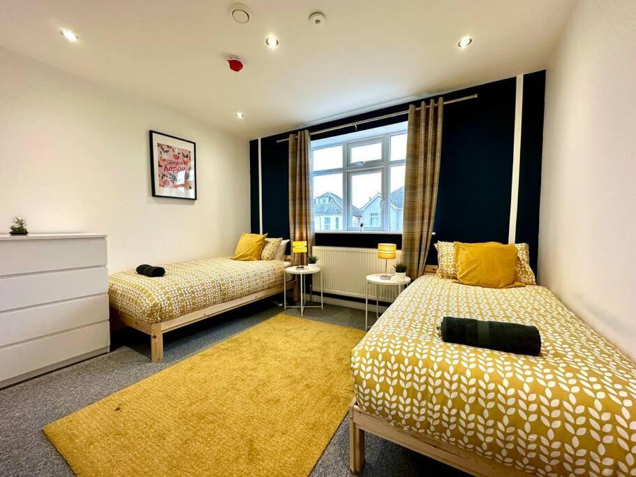 Massive New 8 Bedroom House Sleeps Up To 21 - Accepts Groups - Great Location - Free Parking - Fast Wifi - Smart Tvs - Sleeps Up To 21 People - Close To Bournemouth & Poole Town Centre & Sandbanks Extérieur photo