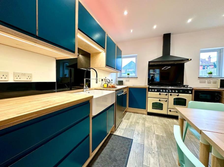 Massive New 8 Bedroom House Sleeps Up To 21 - Accepts Groups - Great Location - Free Parking - Fast Wifi - Smart Tvs - Sleeps Up To 21 People - Close To Bournemouth & Poole Town Centre & Sandbanks Extérieur photo