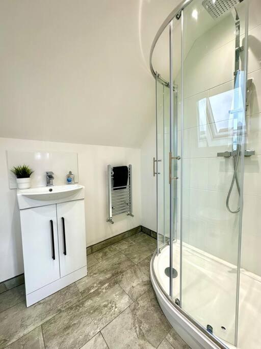 Massive New 8 Bedroom House Sleeps Up To 21 - Accepts Groups - Great Location - Free Parking - Fast Wifi - Smart Tvs - Sleeps Up To 21 People - Close To Bournemouth & Poole Town Centre & Sandbanks Extérieur photo