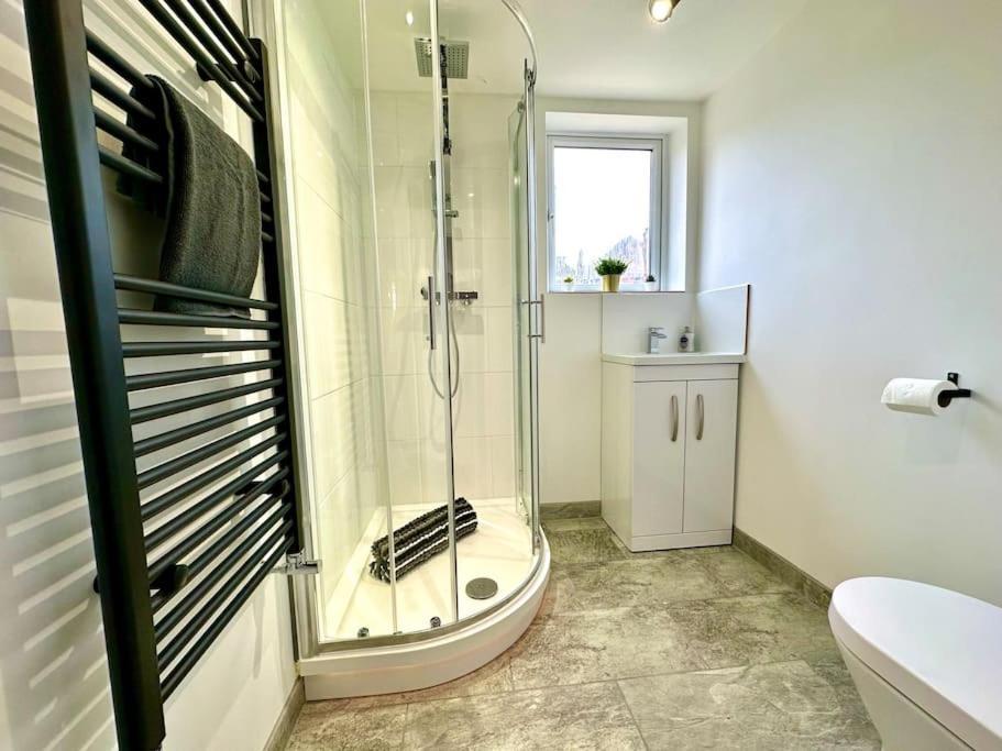 Massive New 8 Bedroom House Sleeps Up To 21 - Accepts Groups - Great Location - Free Parking - Fast Wifi - Smart Tvs - Sleeps Up To 21 People - Close To Bournemouth & Poole Town Centre & Sandbanks Extérieur photo