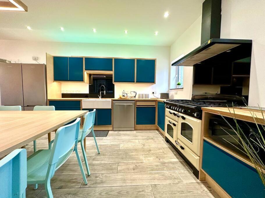 Massive New 8 Bedroom House Sleeps Up To 21 - Accepts Groups - Great Location - Free Parking - Fast Wifi - Smart Tvs - Sleeps Up To 21 People - Close To Bournemouth & Poole Town Centre & Sandbanks Extérieur photo