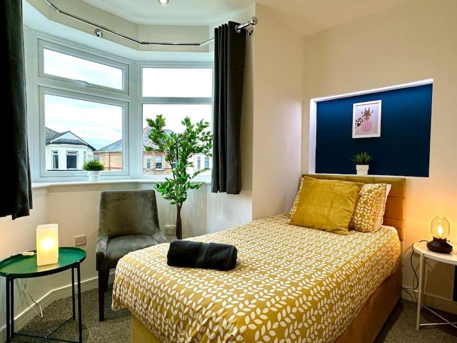 Massive New 8 Bedroom House Sleeps Up To 21 - Accepts Groups - Great Location - Free Parking - Fast Wifi - Smart Tvs - Sleeps Up To 21 People - Close To Bournemouth & Poole Town Centre & Sandbanks Extérieur photo