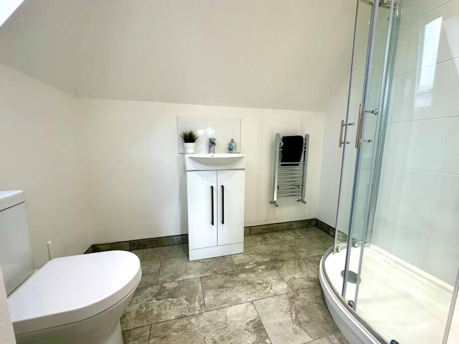 Massive New 8 Bedroom House Sleeps Up To 21 - Accepts Groups - Great Location - Free Parking - Fast Wifi - Smart Tvs - Sleeps Up To 21 People - Close To Bournemouth & Poole Town Centre & Sandbanks Extérieur photo