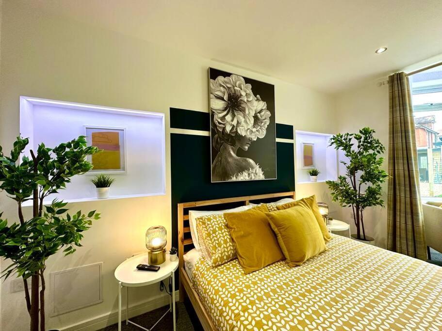 Massive New 8 Bedroom House Sleeps Up To 21 - Accepts Groups - Great Location - Free Parking - Fast Wifi - Smart Tvs - Sleeps Up To 21 People - Close To Bournemouth & Poole Town Centre & Sandbanks Extérieur photo