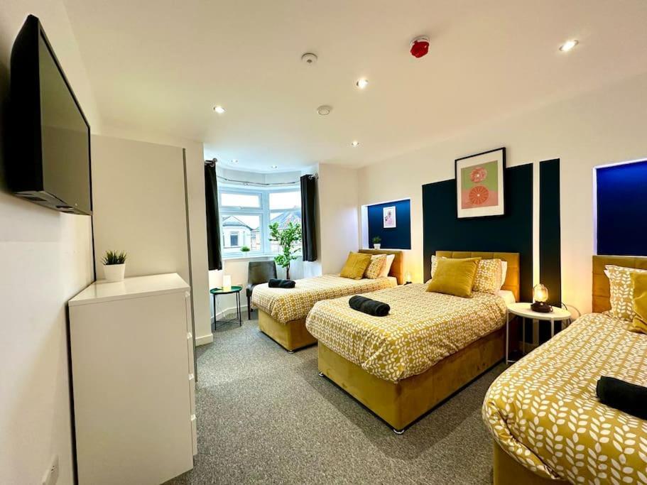 Massive New 8 Bedroom House Sleeps Up To 21 - Accepts Groups - Great Location - Free Parking - Fast Wifi - Smart Tvs - Sleeps Up To 21 People - Close To Bournemouth & Poole Town Centre & Sandbanks Extérieur photo