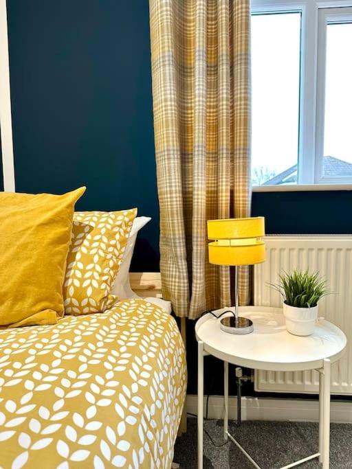 Massive New 8 Bedroom House Sleeps Up To 21 - Accepts Groups - Great Location - Free Parking - Fast Wifi - Smart Tvs - Sleeps Up To 21 People - Close To Bournemouth & Poole Town Centre & Sandbanks Extérieur photo