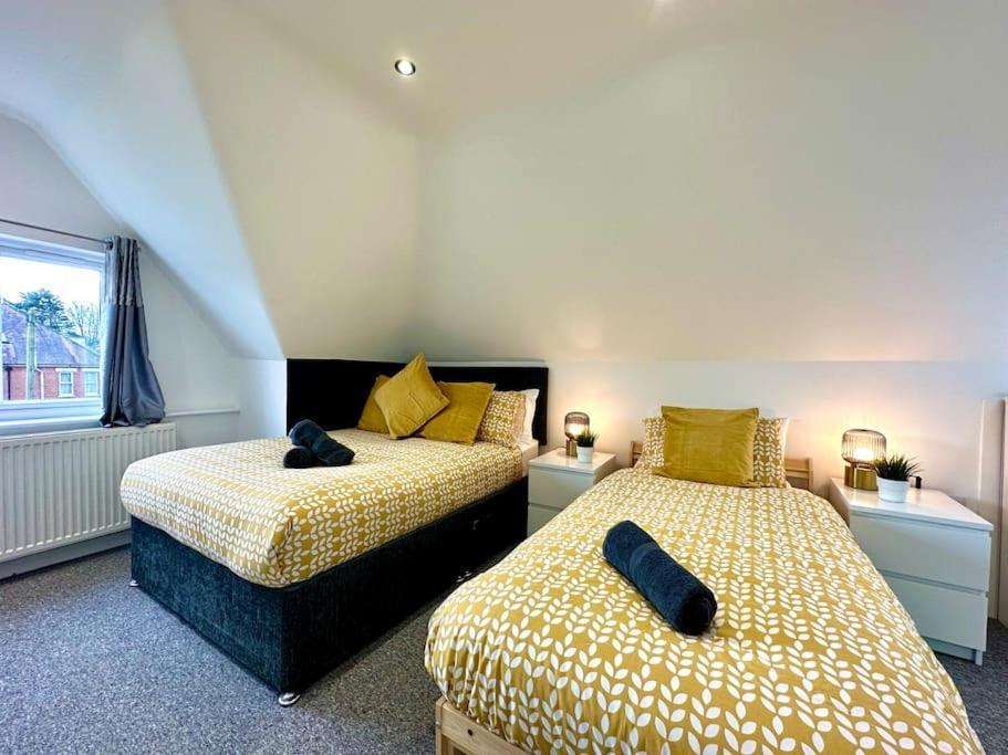 Massive New 8 Bedroom House Sleeps Up To 21 - Accepts Groups - Great Location - Free Parking - Fast Wifi - Smart Tvs - Sleeps Up To 21 People - Close To Bournemouth & Poole Town Centre & Sandbanks Extérieur photo