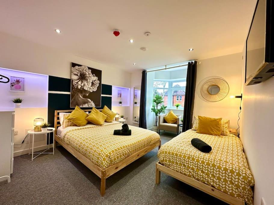 Massive New 8 Bedroom House Sleeps Up To 21 - Accepts Groups - Great Location - Free Parking - Fast Wifi - Smart Tvs - Sleeps Up To 21 People - Close To Bournemouth & Poole Town Centre & Sandbanks Extérieur photo