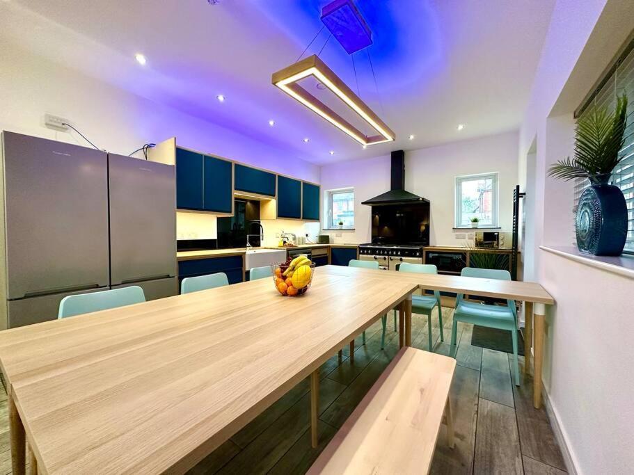 Massive New 8 Bedroom House Sleeps Up To 21 - Accepts Groups - Great Location - Free Parking - Fast Wifi - Smart Tvs - Sleeps Up To 21 People - Close To Bournemouth & Poole Town Centre & Sandbanks Extérieur photo