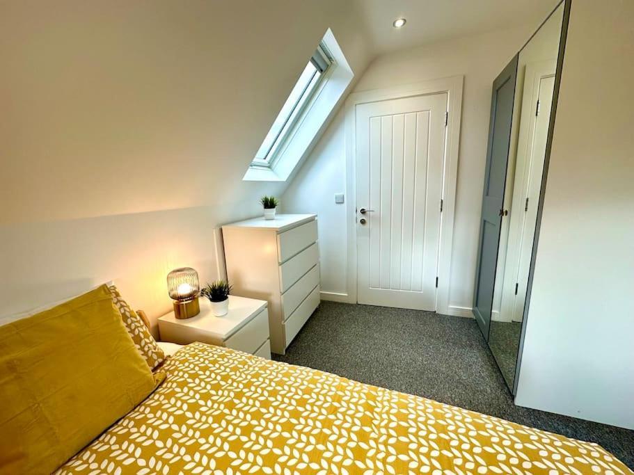 Massive New 8 Bedroom House Sleeps Up To 21 - Accepts Groups - Great Location - Free Parking - Fast Wifi - Smart Tvs - Sleeps Up To 21 People - Close To Bournemouth & Poole Town Centre & Sandbanks Extérieur photo