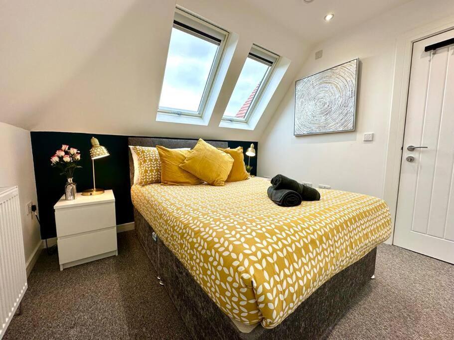 Massive New 8 Bedroom House Sleeps Up To 21 - Accepts Groups - Great Location - Free Parking - Fast Wifi - Smart Tvs - Sleeps Up To 21 People - Close To Bournemouth & Poole Town Centre & Sandbanks Extérieur photo