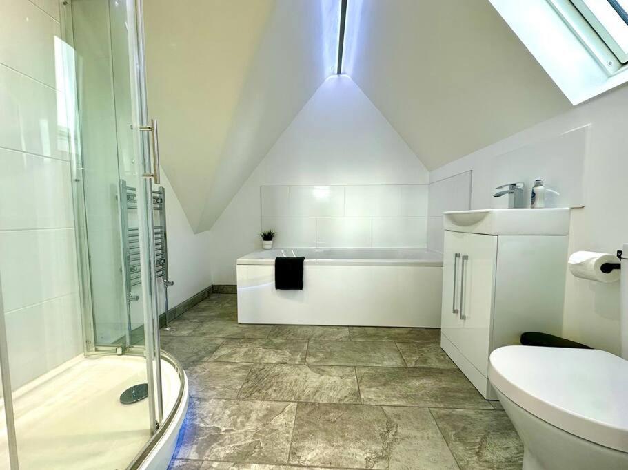 Massive New 8 Bedroom House Sleeps Up To 21 - Accepts Groups - Great Location - Free Parking - Fast Wifi - Smart Tvs - Sleeps Up To 21 People - Close To Bournemouth & Poole Town Centre & Sandbanks Extérieur photo