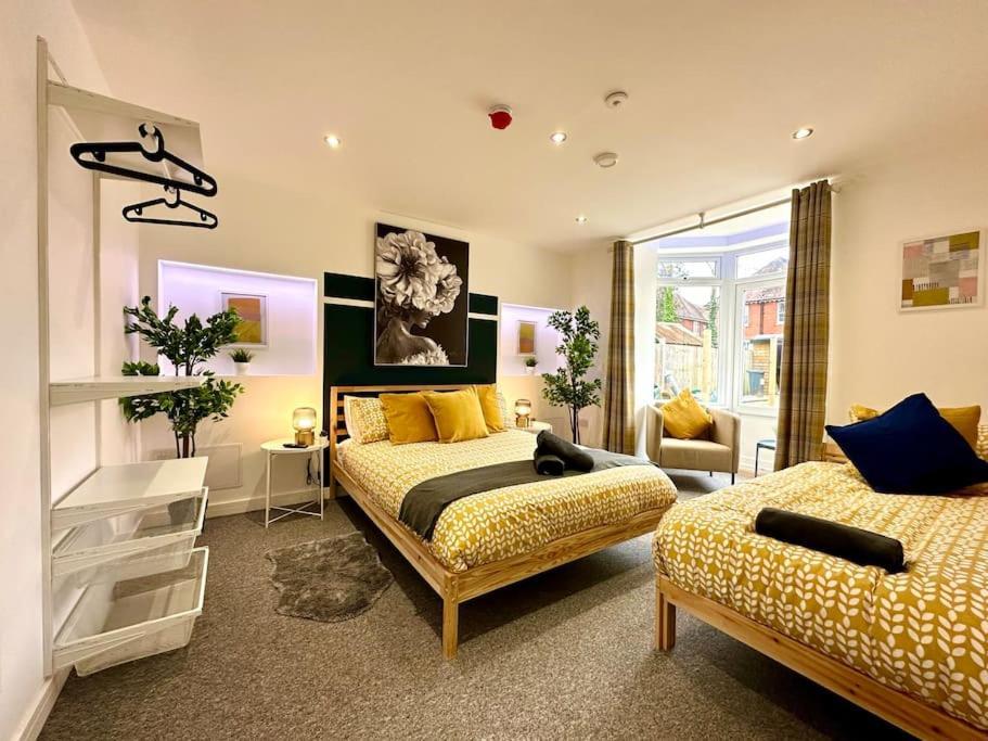 Massive New 8 Bedroom House Sleeps Up To 21 - Accepts Groups - Great Location - Free Parking - Fast Wifi - Smart Tvs - Sleeps Up To 21 People - Close To Bournemouth & Poole Town Centre & Sandbanks Extérieur photo
