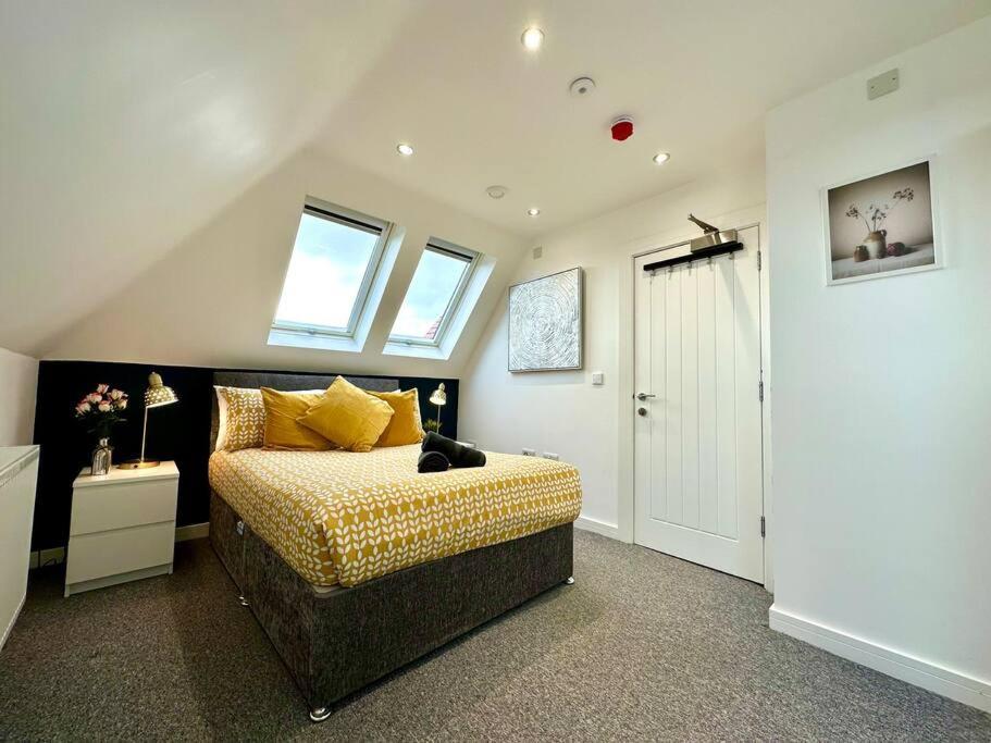 Massive New 8 Bedroom House Sleeps Up To 21 - Accepts Groups - Great Location - Free Parking - Fast Wifi - Smart Tvs - Sleeps Up To 21 People - Close To Bournemouth & Poole Town Centre & Sandbanks Extérieur photo