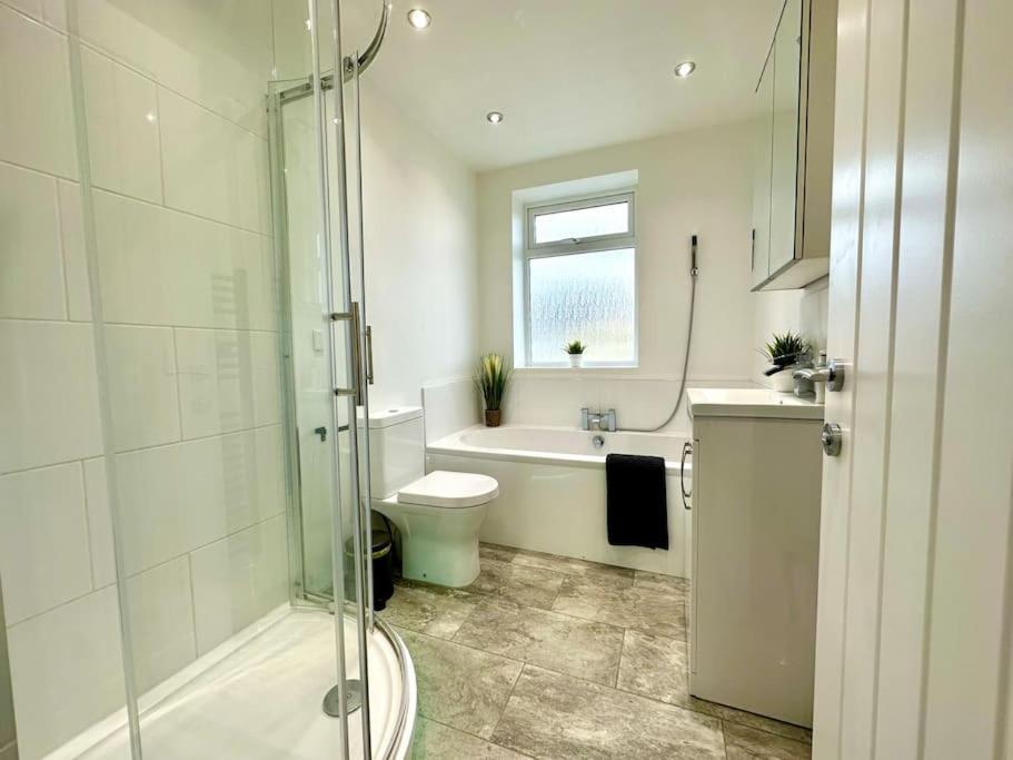 Massive New 8 Bedroom House Sleeps Up To 21 - Accepts Groups - Great Location - Free Parking - Fast Wifi - Smart Tvs - Sleeps Up To 21 People - Close To Bournemouth & Poole Town Centre & Sandbanks Extérieur photo