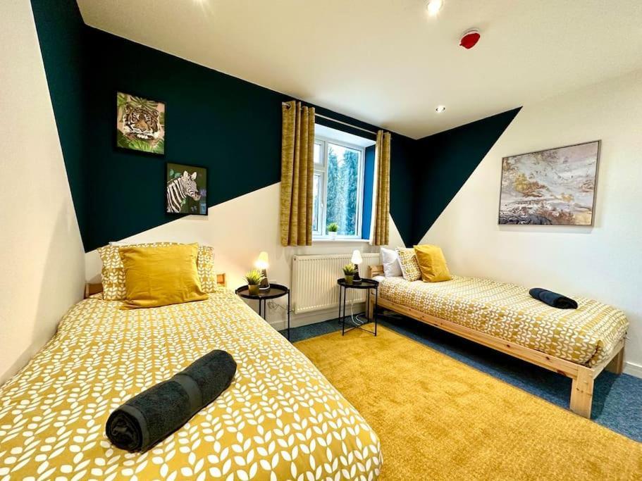 Massive New 8 Bedroom House Sleeps Up To 21 - Accepts Groups - Great Location - Free Parking - Fast Wifi - Smart Tvs - Sleeps Up To 21 People - Close To Bournemouth & Poole Town Centre & Sandbanks Extérieur photo