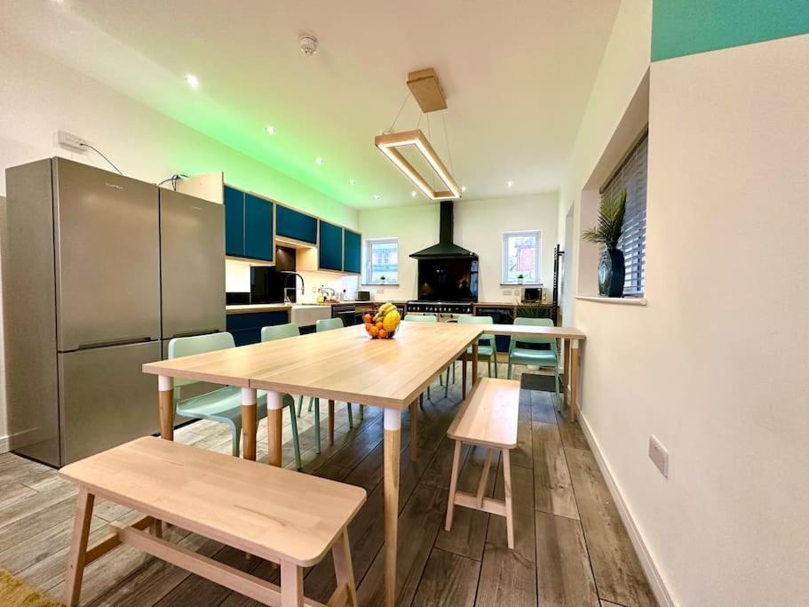 Massive New 8 Bedroom House Sleeps Up To 21 - Accepts Groups - Great Location - Free Parking - Fast Wifi - Smart Tvs - Sleeps Up To 21 People - Close To Bournemouth & Poole Town Centre & Sandbanks Extérieur photo
