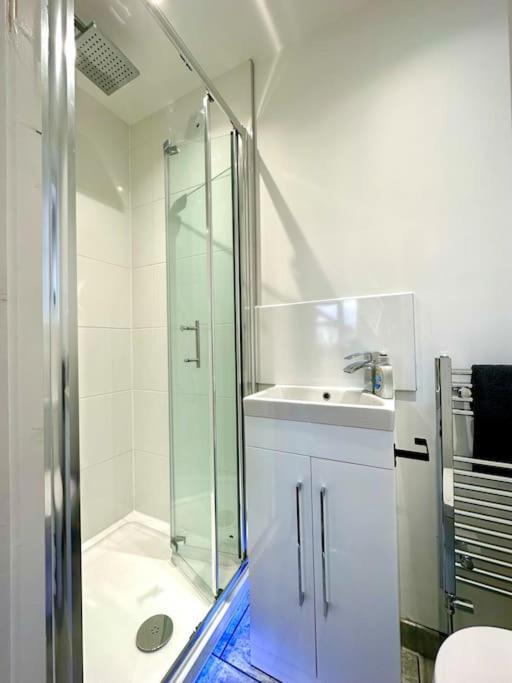 Massive New 8 Bedroom House Sleeps Up To 21 - Accepts Groups - Great Location - Free Parking - Fast Wifi - Smart Tvs - Sleeps Up To 21 People - Close To Bournemouth & Poole Town Centre & Sandbanks Extérieur photo