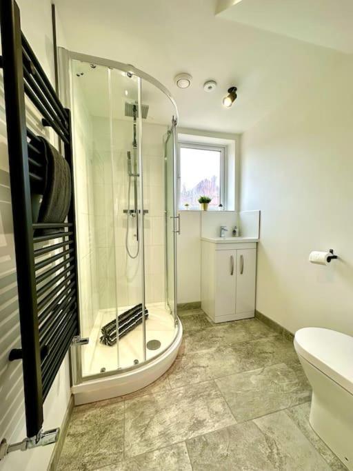 Massive New 8 Bedroom House Sleeps Up To 21 - Accepts Groups - Great Location - Free Parking - Fast Wifi - Smart Tvs - Sleeps Up To 21 People - Close To Bournemouth & Poole Town Centre & Sandbanks Extérieur photo