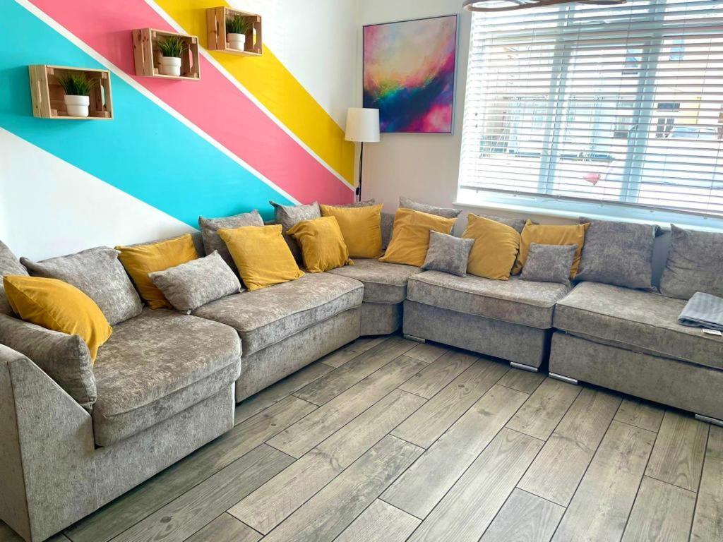 Massive New 8 Bedroom House Sleeps Up To 21 - Accepts Groups - Great Location - Free Parking - Fast Wifi - Smart Tvs - Sleeps Up To 21 People - Close To Bournemouth & Poole Town Centre & Sandbanks Extérieur photo