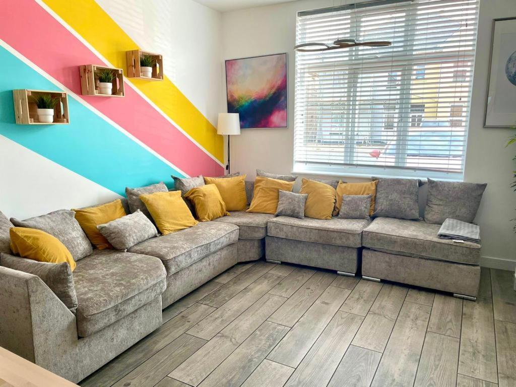 Massive New 8 Bedroom House Sleeps Up To 21 - Accepts Groups - Great Location - Free Parking - Fast Wifi - Smart Tvs - Sleeps Up To 21 People - Close To Bournemouth & Poole Town Centre & Sandbanks Extérieur photo